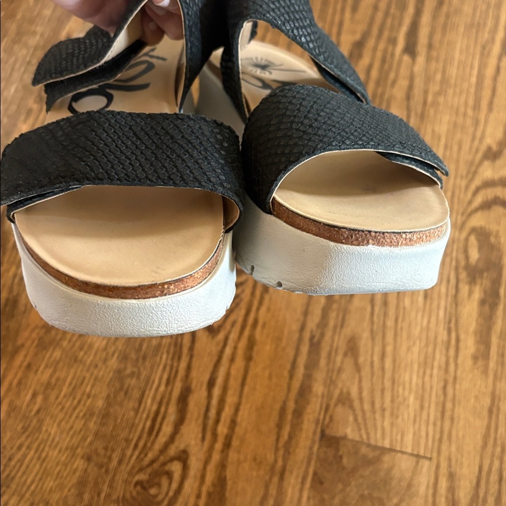 OTBT Black Textured Platform Sandals - Picture 3 of 6